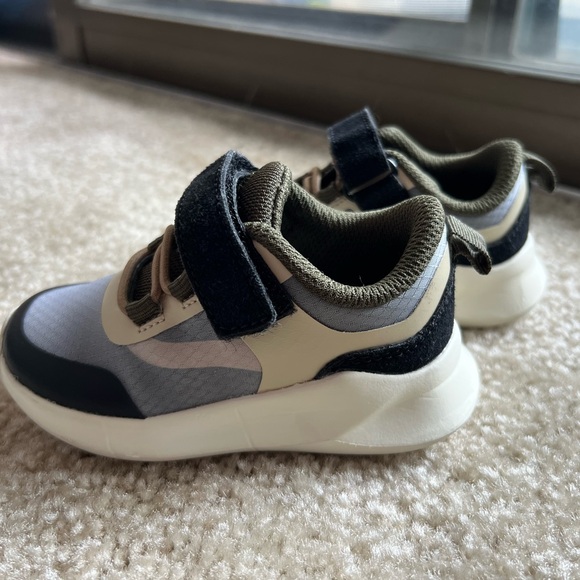 Baby infant the children’s place stylish velcro sneakers size 4 - Picture 1 of 6